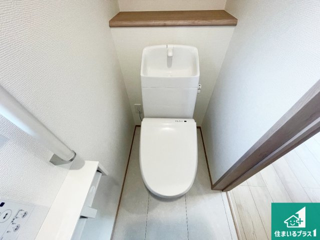 明石市魚住町西岡　第5期　新築一戸建てのトイレ|1・2階の2ヶ所にあるので、朝の忙しい時間の順番待ちもなく、深夜の利用にも大変便利です。