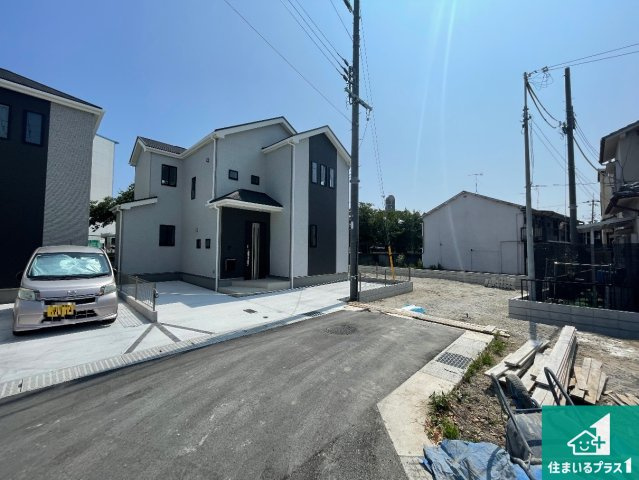明石市魚住町西岡　第5期　新築一戸建ての前面道路含む現地写真|周辺は閑静な住宅街！前面道路広々で車の出し入れも便利です。駐車が苦手な方でも安心して車庫入れできます！