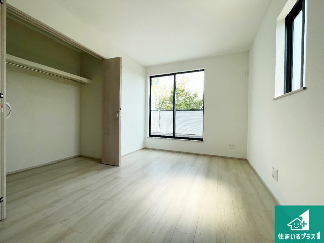 明石市魚住町西岡　第5期　新築一戸建ての洋室|収納スペースが充実しているので子供の成長に合わせてたくさん収納ができます！家族構成に合わせた様々な活用ができる収納！