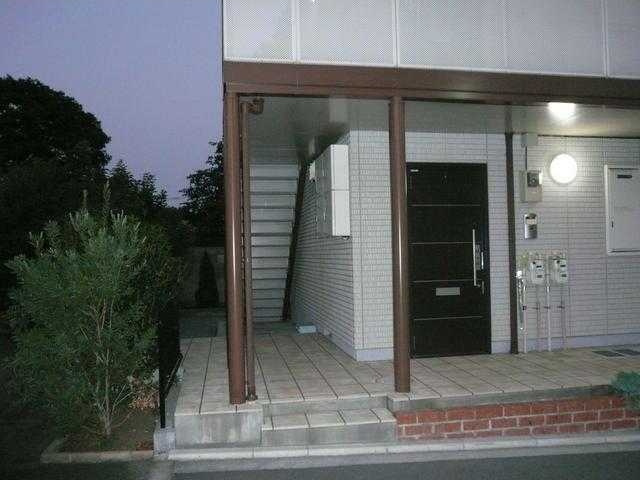 小金井市梶野町４丁目のアパートの玄関