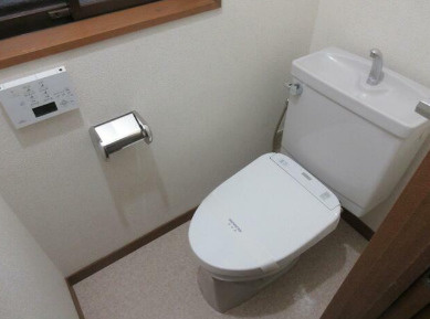 石塚邸のトイレ|落ち着いた色調のトイレです