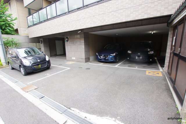 グランドヴィラ都島の駐車場