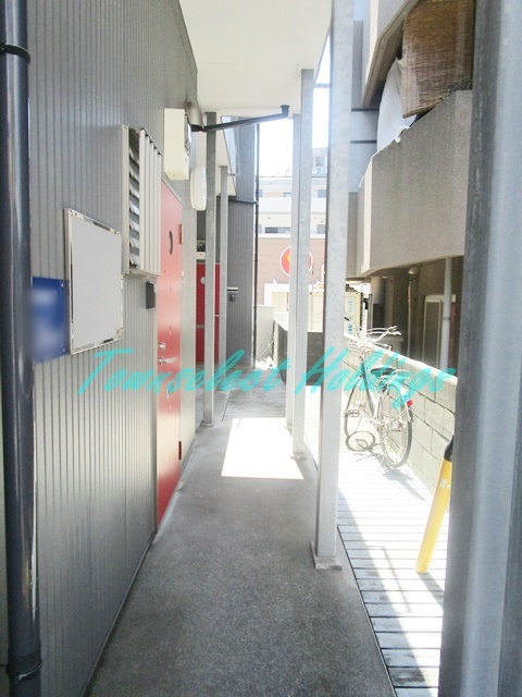 茅ヶ崎市赤松町のアパートのエントランス