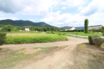 【前面道路含む現地写真】 | 桜川市真壁町上小幡7DK中古住宅