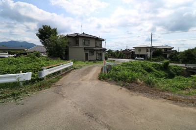 【前面道路含む現地写真】 | 桜川市真壁町上小幡7DK中古住宅