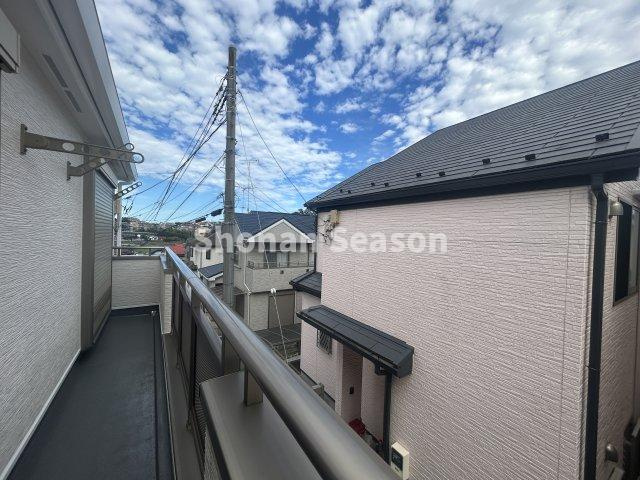 【現地画像あり】海老名市国分南　中古戸建　35.56坪のバルコニー|２部屋から出入り可能な２面バルコニーで家事動線良好です！
