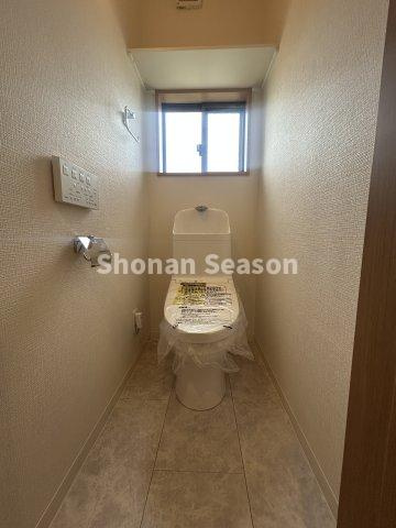 【現地画像あり】海老名市国分南　中古戸建　35.56坪のトイレ|年中快適な温水洗浄便座は新居交換済み◎