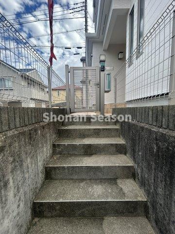 【現地画像あり】海老名市国分南　中古戸建　35.56坪の外観|門扉付きで、セキュリティ対策も◎