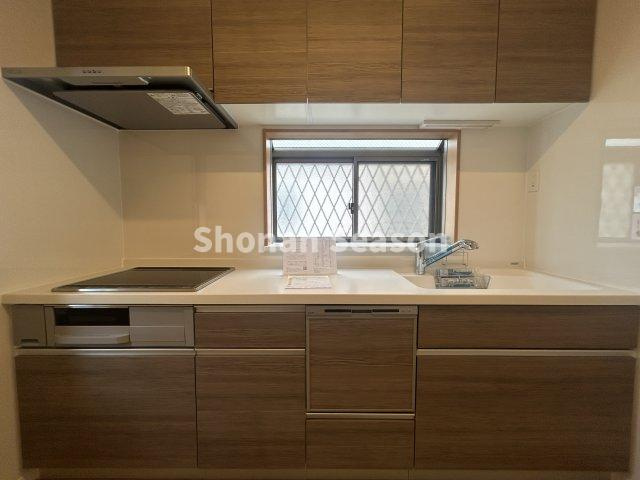 【現地画像あり】海老名市国分南　中古戸建　35.56坪のキッチン|IHコンロは安全性が高く、汚れをさっと拭くことができますよ♪