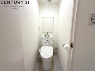 温水洗浄便座付きのトイレです♪