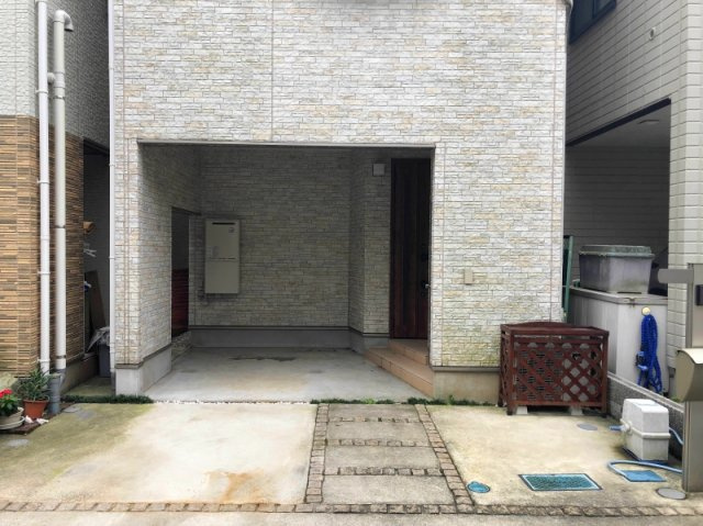 矢来町戸建の駐車場