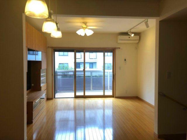 矢来町戸建の居間・リビング