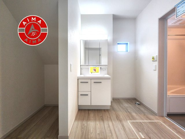 糟屋郡篠栗町和田4丁目第5-2棟（2号棟）　の脱衣所|ゆとりの洗面スペースで朝の身支度もスムーズに。暮らしを快適に変えるシャワー付洗面台です！