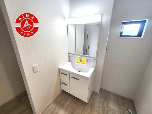 糟屋郡篠栗町和田4丁目第5-2棟（2号棟）　の独立洗面台|毎日使うものだから清潔な空間を保ちたい水回り。洗面にはそんな願いを解消させてくれる収納アイデアが満載です。三面鏡の裏側にはキャビネットが現れ小物から背の高い物まで収納できます。
