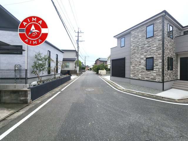 糟屋郡篠栗町和田4丁目第5-2棟（2号棟）　の前面道路含む現地写真|前面道路は閑静な住宅地をはしる車通りの少ない道路。お車の出し入れが苦手なママや小さなお子様にも安心ですね。しっかり舗装もされているので、ベビーカーや自転車で通っても快適に通行できます。