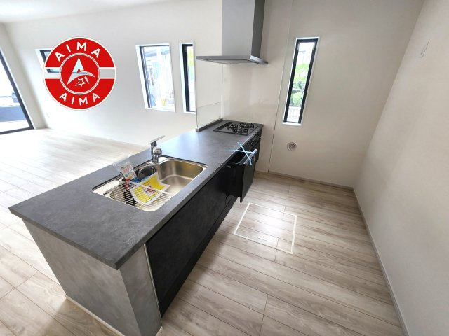 糟屋郡篠栗町和田4丁目第5-2棟（2号棟）　のキッチン|ダイニングテーブルへの配膳がラクラク、お料理はかどるカウンター付きシステムキッチン！