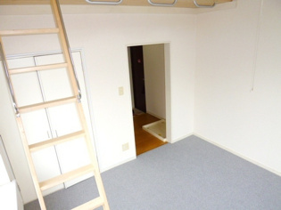 ロフト付き！エアコン付きで初期費用を抑えられます♪