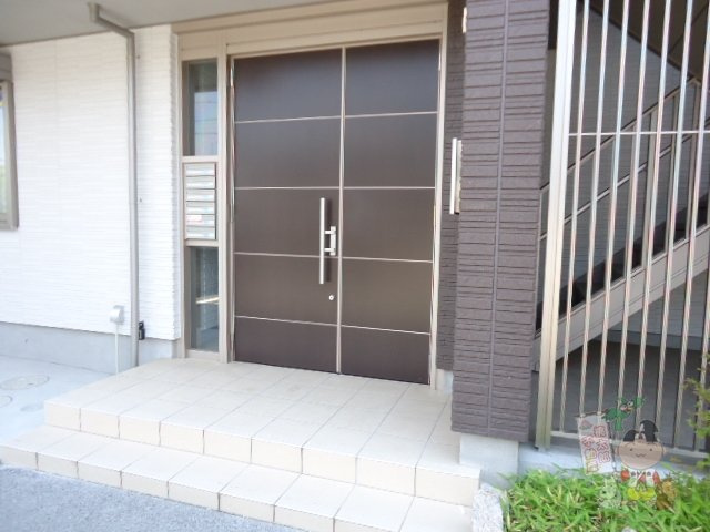 シャーメゾン高柳西のエントランス