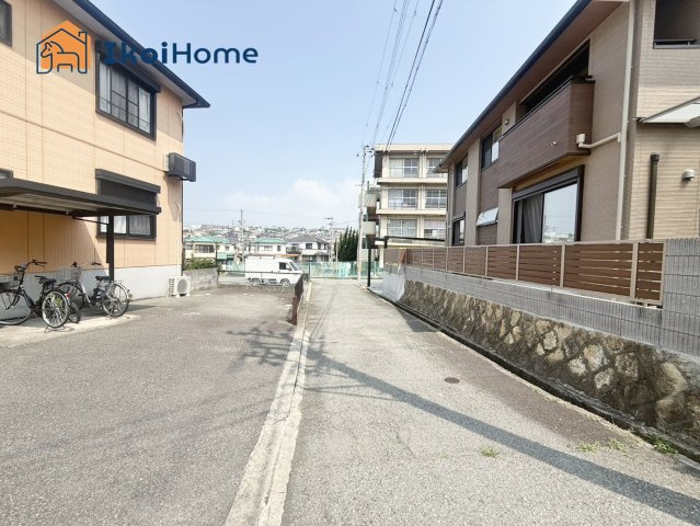 明石市朝霧東町1丁目　土地の前面道路含む現地写真|●年中無休：当日予約可●前面道路は北東側は幅員4m！南西側は建築上の道路ではございません！