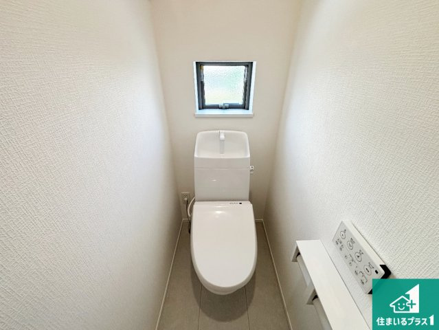 豊中市上津島　新築一戸建てのトイレ|1・2階の2ヶ所にあるので、朝の忙しい時間の順番待ちもなく、深夜の利用にも大変便利です。