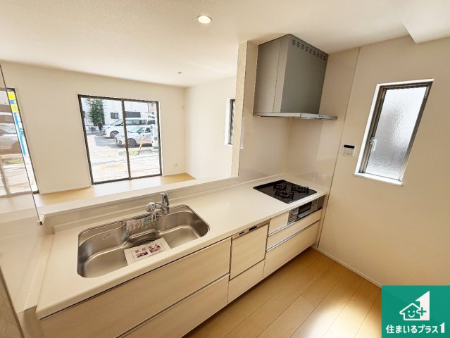 豊中市上津島　新築一戸建てのキッチン|リビングと統一感があり、使い勝手のいいキッチン。広々としているので、二人並んで作業が出来ちゃいます。お子様と一緒に色々なお料理に挑戦できるスペースがあります。