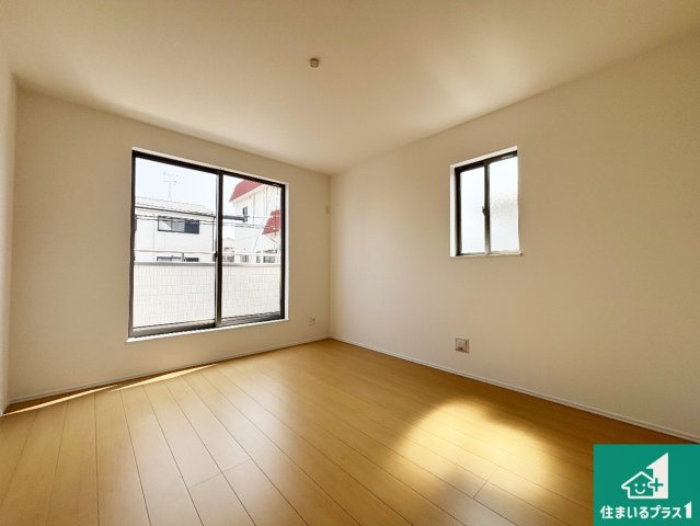 豊中市上津島　新築一戸建ての洋室|寝室は心地よい眠りについてもらいたくて、シンプルかつ開放的な空間な設計にしています！大きな窓から差し込む日が心地いいです♪
