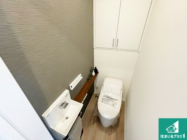 西宮市今津久寿川町　新築一戸建てのトイレ|1・2階の2ヶ所にあるので、朝の忙しい時間の順番待ちもなく、深夜の利用にも大変便利です。