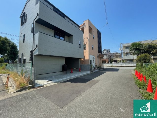 西宮市今津久寿川町　新築一戸建ての前面道路含む現地写真|周辺は閑静な住宅街！前面道路広々で車の出し入れも便利です。駐車が苦手な方でも安心して車庫入れできます！