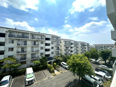 【展望】 | 千里緑丘第壱七号棟 | 近隣に大きな建物が無いので開放的な空間を楽しめます。内覧をご希望の際はお気軽にお電話ください！