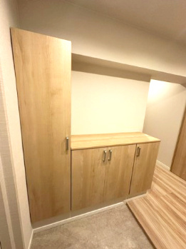 【玄関】 | 千里緑丘第壱七号棟 | 大きなシューズボックス付きで玄関廻りもスッキリ！カウンターに写真やお花を飾ると華やかになりそうですね。