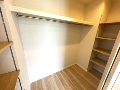 【収納】 | 千里緑丘第壱七号棟 | 7帖の洋室には、大容量のWIC付き！衣類の管理がしやすく、忙しい朝のコーディネートもスムーズに行えそう。