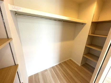 【収納】 | 千里緑丘第壱七号棟 | 7帖の洋室には、大容量のWIC付き！衣類の管理がしやすく、忙しい朝のコーディネートもスムーズに行えそう。