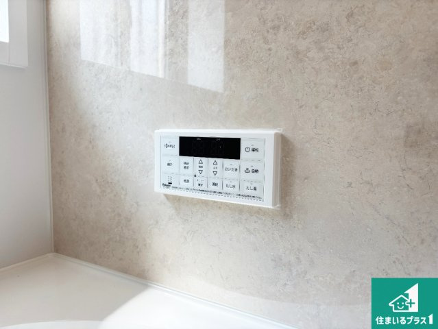 豊中市上津島　新築一戸建ての発電・温水設備|給湯器リモコン（浴室側）省エネタイプの給湯器でお湯はり・追い炊き自由自在！お子様から高齢者の方まで、みんなが操作しやすいボタン配置です。