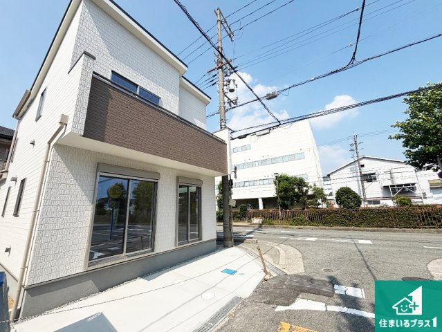 豊中市上津島　新築一戸建ての前面道路含む現地写真|周辺は閑静な住宅街！前面道路広々で車の出し入れも便利です。駐車が苦手な方でも安心して車庫入れできます！