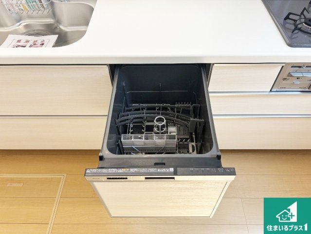 豊中市上津島　新築一戸建ての設備|食事後の一仕事、食器洗いをボタン一つでお任せできちゃいます！場所を取らないビルトイン式なので、お料理スペースもしっかり確保！
