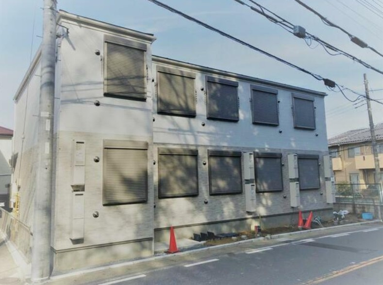 松戸市小金清志町３丁目のアパートのエントランス