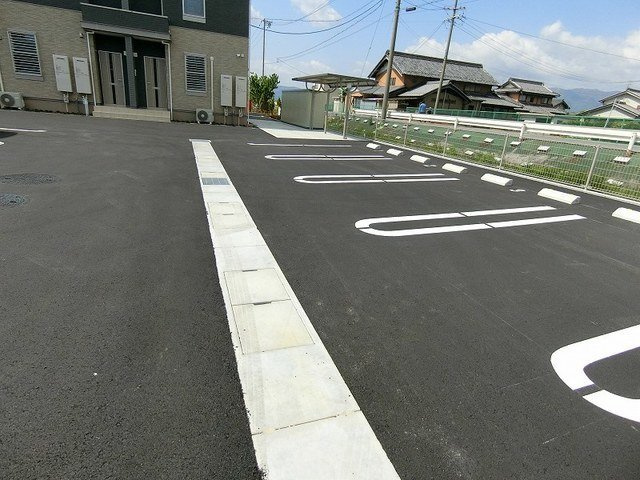 マニフィークⅡの駐車場