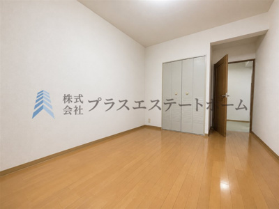 【洋室】 | グラン・ドムール西舞子 | 木目調のフローリング材でナチュラルな雰囲気のお部屋です♪【所有物を消去する画像加工を行っています】