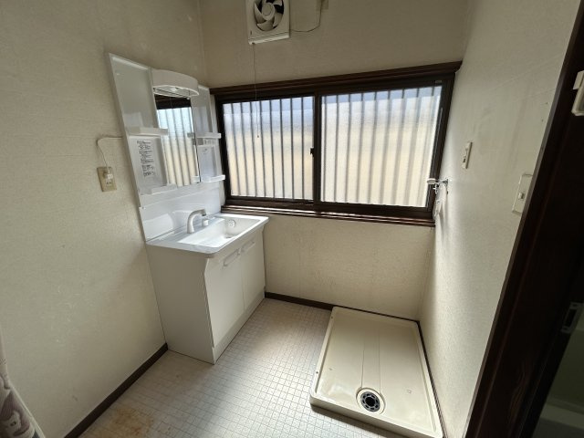 瀬戸谷町貸住宅の独立洗面台
