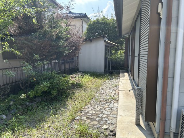 瀬戸谷町貸住宅の庭