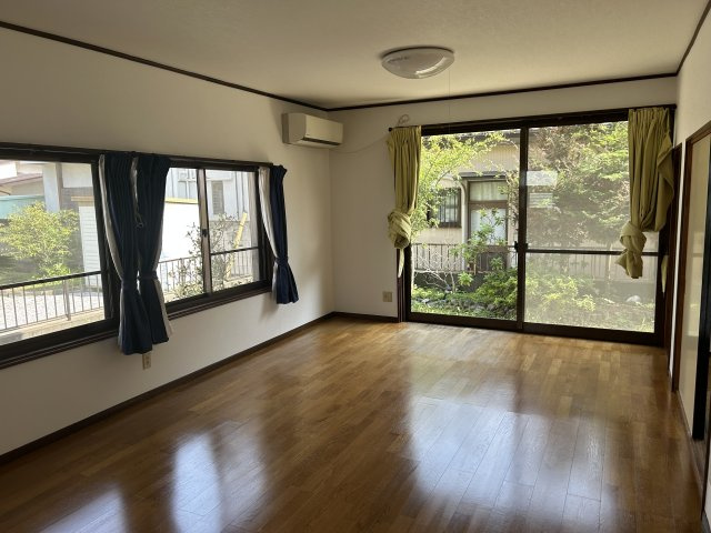 瀬戸谷町貸住宅の居間・リビング