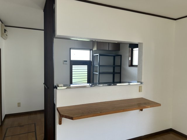瀬戸谷町貸住宅の設備|リビングから見たキッチン