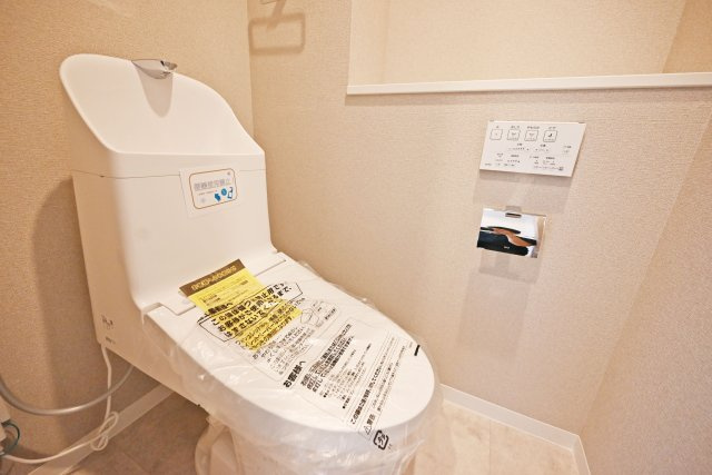 コスモハイツ新大阪2番館のトイレ|一年を通して快適に利用できる温水洗浄便座付トイレです。