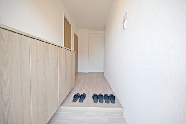 コスモハイツ新大阪2番館の玄関|玄関横には収納スペース有り。玄関収納の上には玄関を彩るお花やインテリアも飾れます。