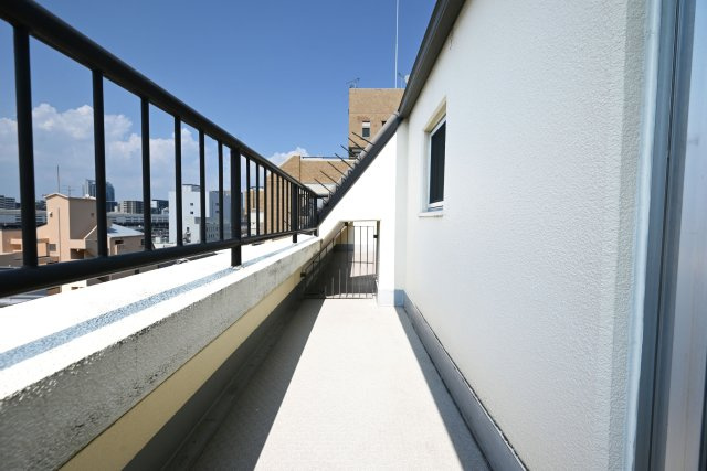コスモハイツ新大阪2番館のバルコニー|バルコニーは3方向に向かって開けています。南西角住戸、8階部分なので陽当たりや眺望も良好です。