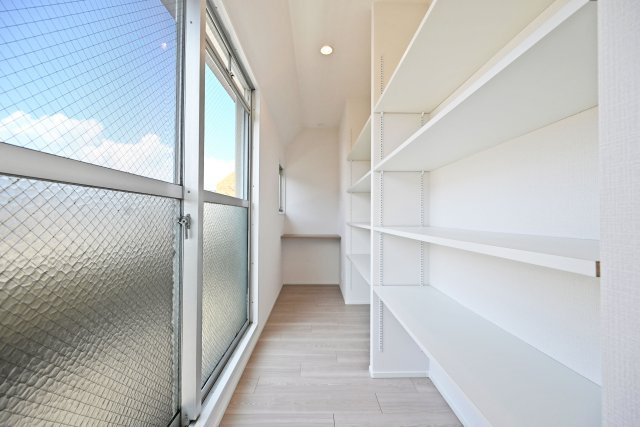 コスモハイツ新大阪2番館の収納|キッチン裏には収納スペース＆カウンターのワークスペースが確保されています。書斎代わりに利用したり、お子様の宿題やリモートワークにも利用できます。