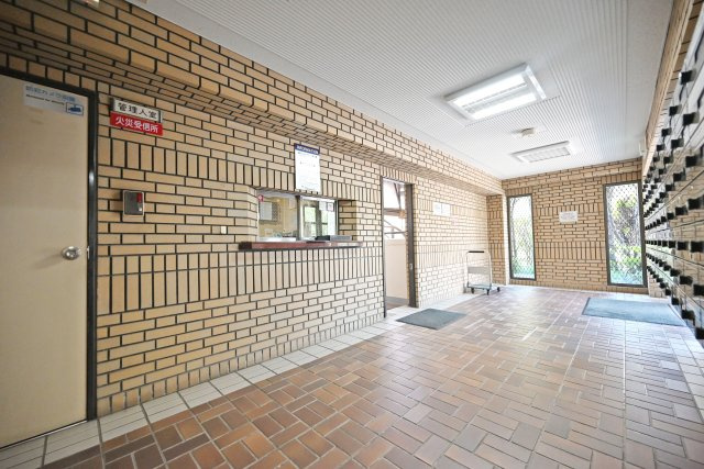 コスモハイツ新大阪2番館のエントランス|明るいエントランス部分です。