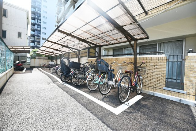 コスモハイツ新大阪2番館の駐輪場|共用駐輪場です。