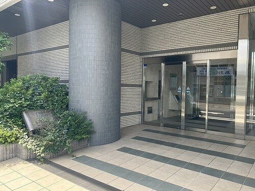 藤沢市湘南台２丁目の賃貸マンションのエントランス