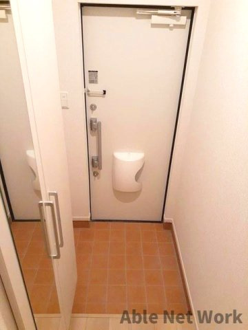 クラルテⅡの玄関|鏡付きシューズボックス